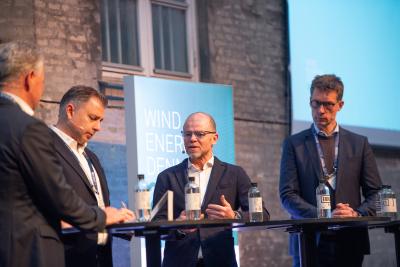 Carsten Bryder Thejls, CEO i N1, på Wind Energy Denmark (Martin Méchali, Ørsted tv. og Klaus Winther fra Energinet th)