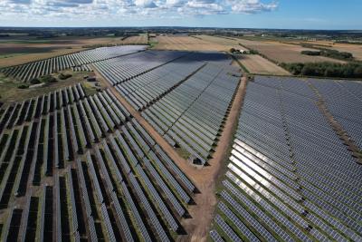 Solcelleparker som Holmen på 23 MW er hotte i Vestjylland. Ringkøbing-Skjern Kommune har lige givet grønt lys til Gestenge på knap 200 MW i trekanten mellem Lem, Dejbjerg og Stauning. Foto: Naturkraft. 