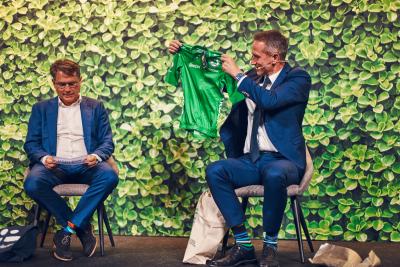Kristian Jensen modtager den grønne førertrøje fra Brian Mikkelsen på Topmøde 2023