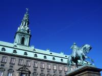 Christiansborg med blå himmel