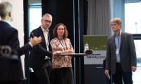 Kasper Roed Jensen fra Vestas (tv), Lisbeth Bæk fra Vattenfall (mf) og Christian Bak, DTU (th) diskuterede dilemmaet om innovation og bundlinje på Wind Energy Denmark 