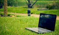 Laptop på græs